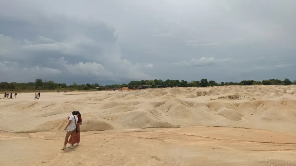 Bintan Rasa Timur Tengah? Intip Pesona Gurun Pasir Busung yang Viral!